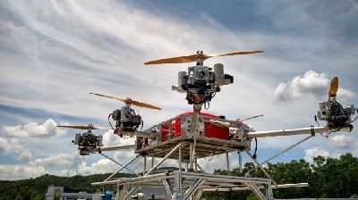 常锋70KG油动多旋翼无人机首飞成功
